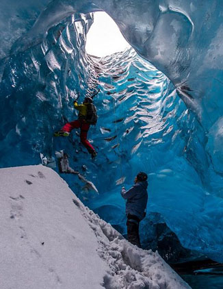 摄影师拍摄欧洲最大冰川冰洞 美如蓝色水晶宫