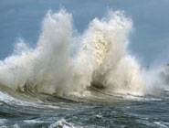 法国西部遭强风袭击 巨浪拍岸
