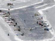 美国湖面结冰变身“飞机场”
