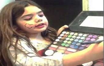 5岁女孩教化妆引惹议