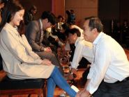 韩国大学校长教授为学生集体洗脚