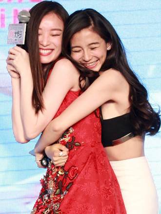 倪妮、Baby不顧形象“掐架”