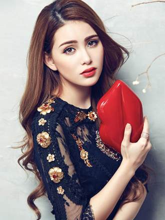 “準辣媽”昆淩婚後首登封 嫵媚卷發女人味濃鬱