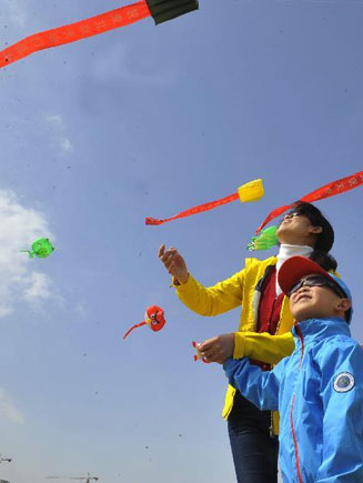 清明迎風放“紙鳶”