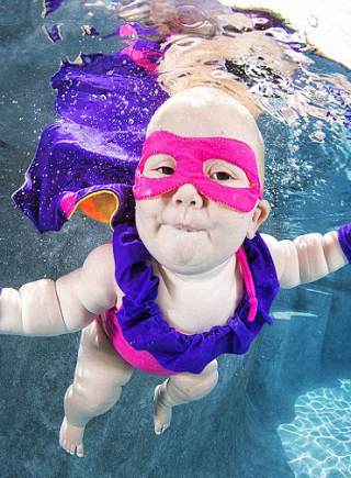 萌死人!攝影師拍嬰兒水下囧照