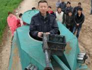 安徽农民造“维和号”装甲车