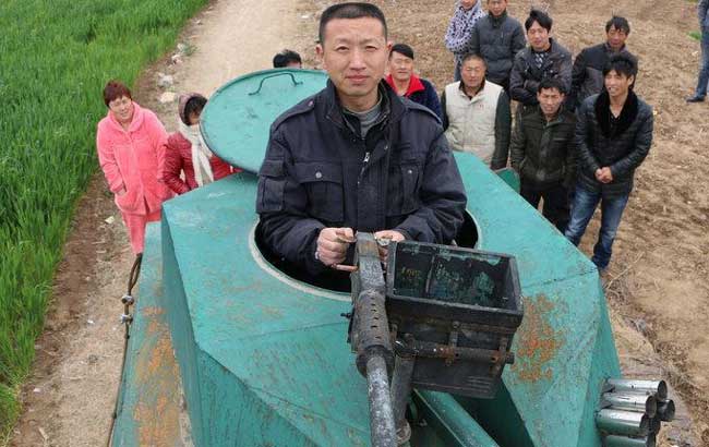 安徽農民改裝“維和號”裝甲車 能發射出煙花