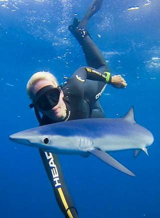 美國潛水員巧用自拍桿與海底生物合影