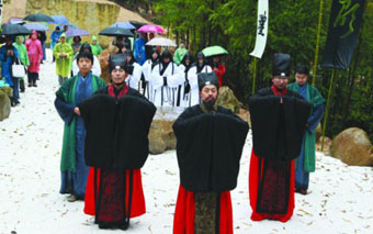 百人穿漢服齊聚石臺行“釋菜禮”