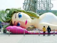 南京巨型充氣人偶芭蒂娃娃亮相