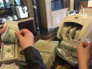 杭州一土豪捧33萬美金現鈔定豪宅