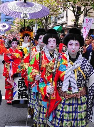 東京老街再現舊時“花魁巡遊”情形