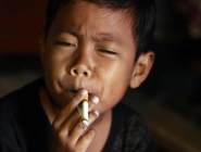 印尼7歲男童吸煙近四年 每天十根