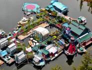 加拿大夫妇自建漂浮屋 水上生活20余年