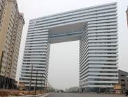 河南“板凳大樓”跨路而建