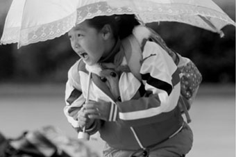 合肥遭遇八級狂風突襲 老人躲著大風跑摔倒身亡