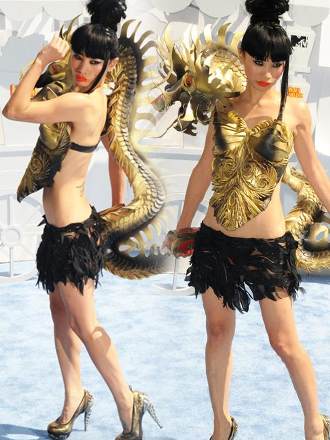 白靈“龍纏身” 真空裝復古風齊上陣