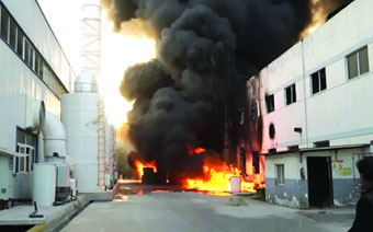 合肥一蓄電池廠發生火災 員工緊急疏散液化氣瓶