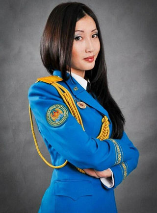 美極了!看哈薩克女兵的軍裝照