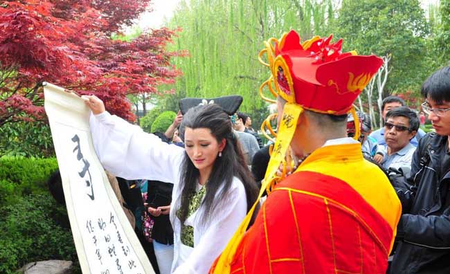 “法海”濟南助“白素貞”尋夫