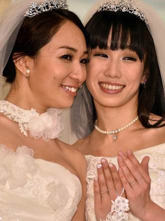 日本美女同性戀人完婚 同穿婚紗淚灑現場