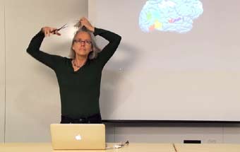 最拼女老師:為生動講述大腦構造 當堂剃光頭