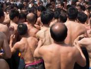 廣西三江兩百名男子赤身搶花炮