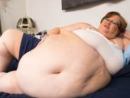 美國腰圍2.5米女子成名模