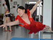 65歲老太玩轉鋼管舞 不遜年輕人