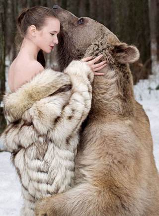 俄美女模特雪地裏擁抱灰熊 反對獵殺動物