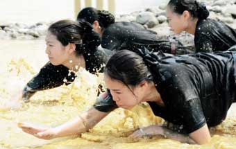 成都準空姐能單手碎碗劈磚