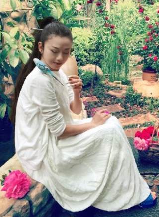 57歲楊麗萍變仙姑 白裙置身花海仙氣飄