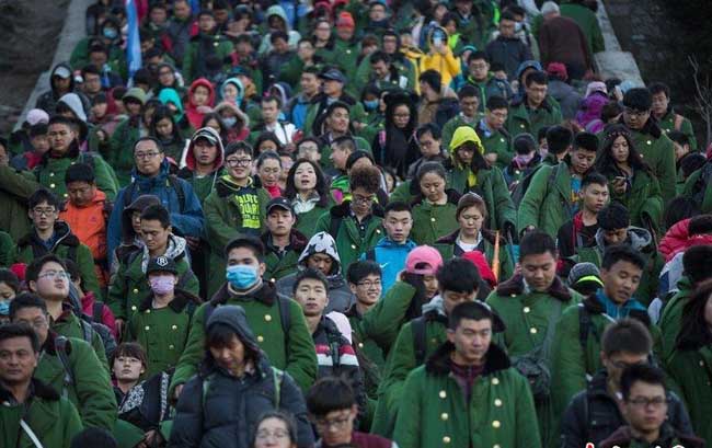 “五一”前泰山遊客爆滿 民眾穿軍大衣等待日出