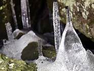 韓國一神奇山谷30度高溫下結冰柱