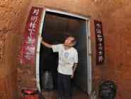 湖南老人山頂鑿洞獨居11年