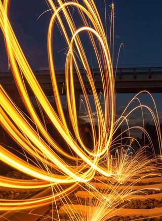 奧地利IT男長曝光拍攝鋼絲燃燒 如焰火絢爛綻放