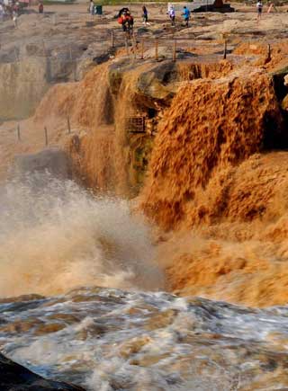 黃河壺口瀑布現半清半濁奇觀