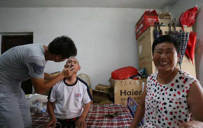 蚌埠90後小夥照顧殘疾養父和姑姑十余年