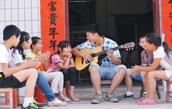 十年支教 情暖大山娃