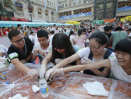 武漢鬧市上演&ldquo;啃鴨脖&rdquo;大賽