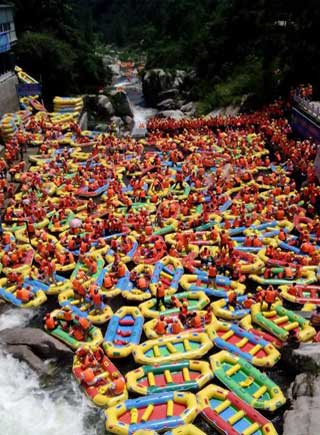 河南一水上漂流處人山人海