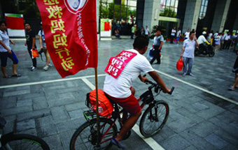 19歲小夥背上&ldquo;救救媽媽&rdquo;騎行12城募捐