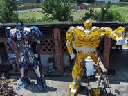 小夥廢棄豬圈裏造出變形金剛