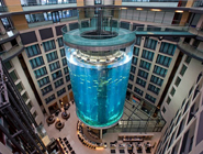 德酒店打造25米高内嵌电梯水族箱