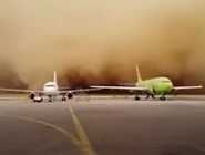 百米高沙尘暴吞没约旦首都机场
