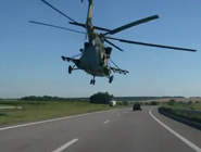 乌军直升机在高速公路“飙车”