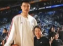 與姚明合照：眾星秒變小矮人