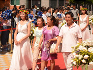 高校新生走紅毯簽明星墻