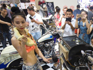 黃金蟒客串車模亮相太原國際車展