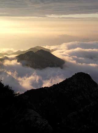 泰山現雙層雲海奇觀
